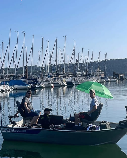 Mit Sonnenschutz auf unserem Mietboot, so macht Angeln spaß